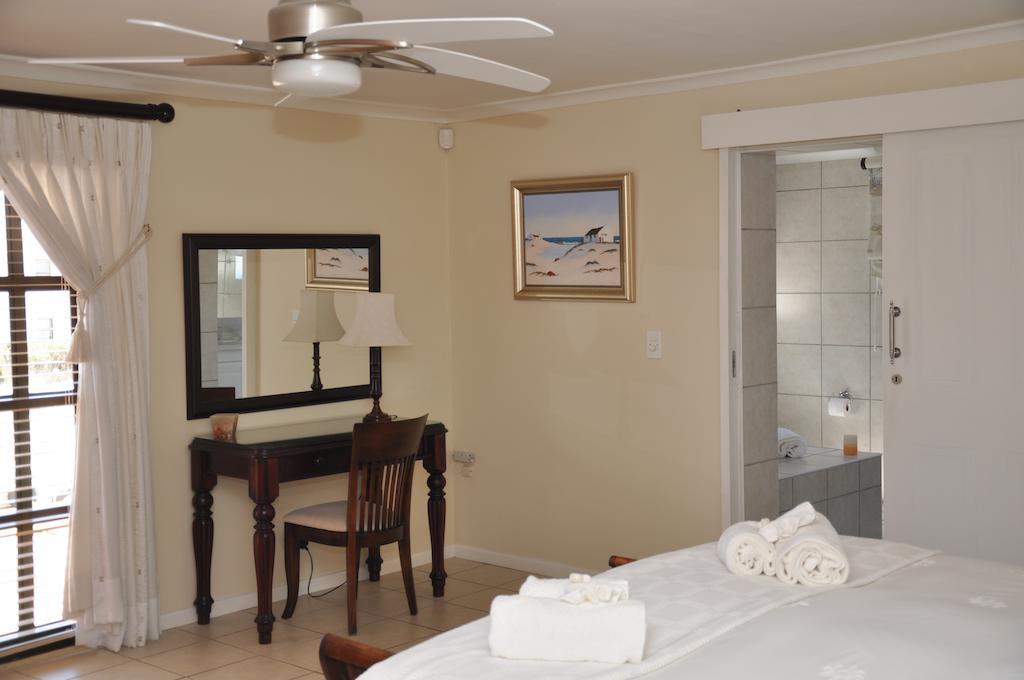 Whispering Whale Hotel Jacobs Bay Room photo
