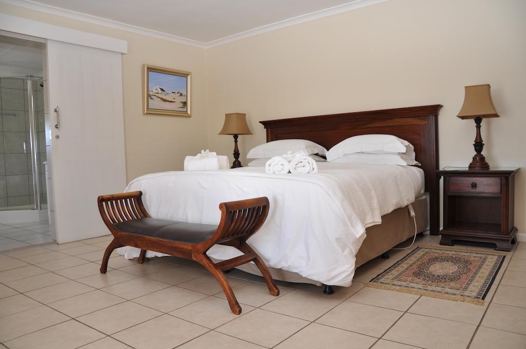 Whispering Whale Hotel Jacobs Bay Room photo