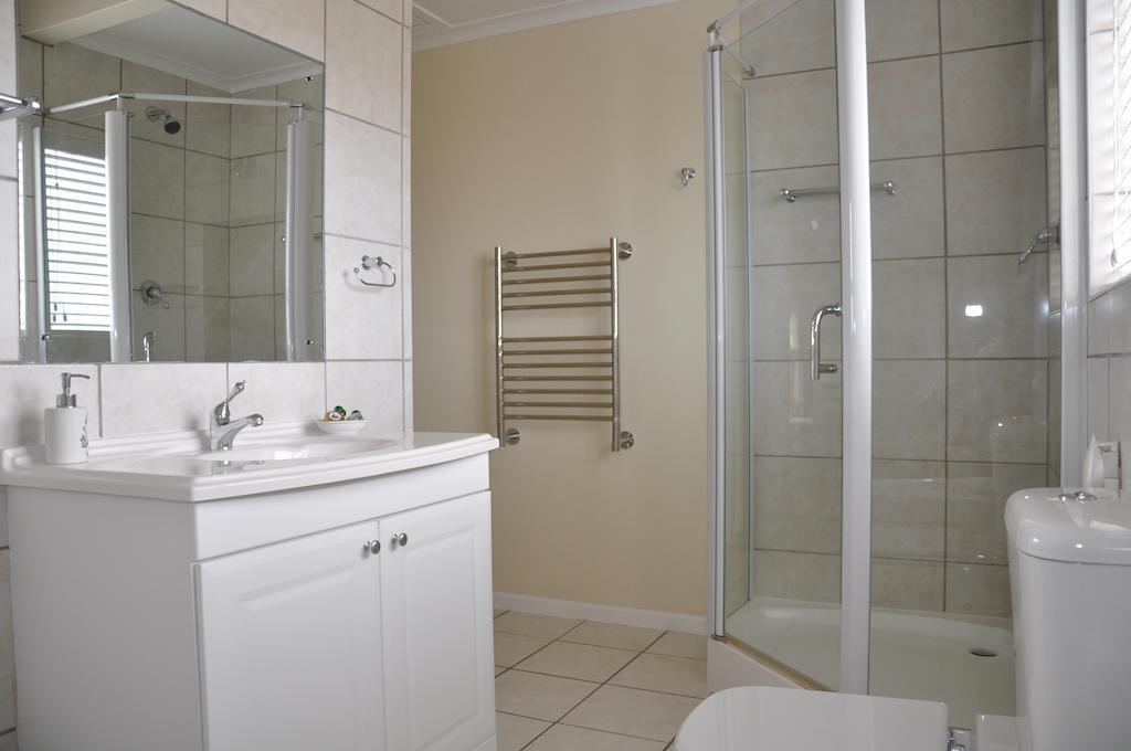 Whispering Whale Hotel Jacobs Bay Room photo