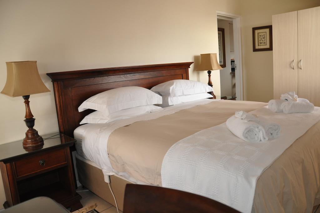 Whispering Whale Hotel Jacobs Bay Room photo